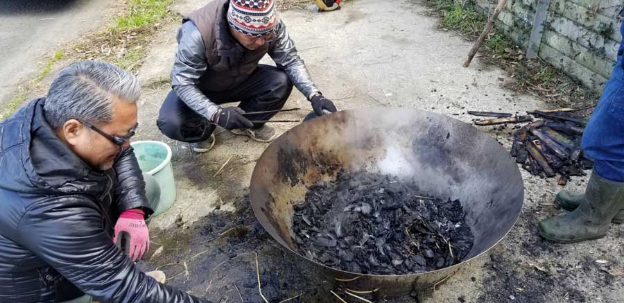 無煙炭化機を使った竹炭づくりの様子の写真1