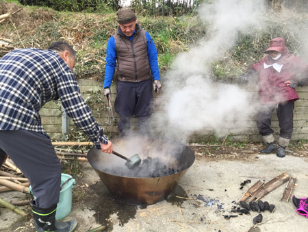 無煙炭化機を使った竹炭づくりの様子の写真10