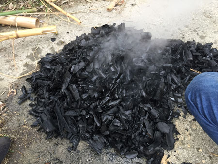 無煙炭化機を使った竹炭づくりの様子の写真11