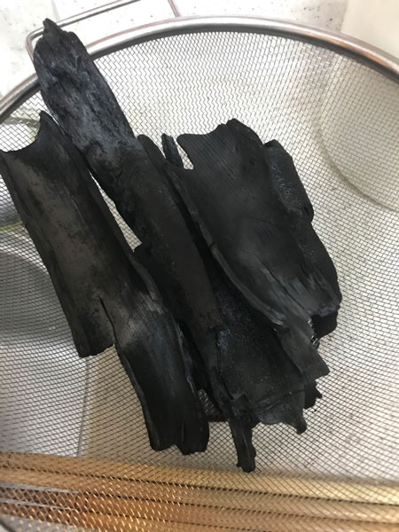 無煙炭化機を使った竹炭づくりの様子の写真13