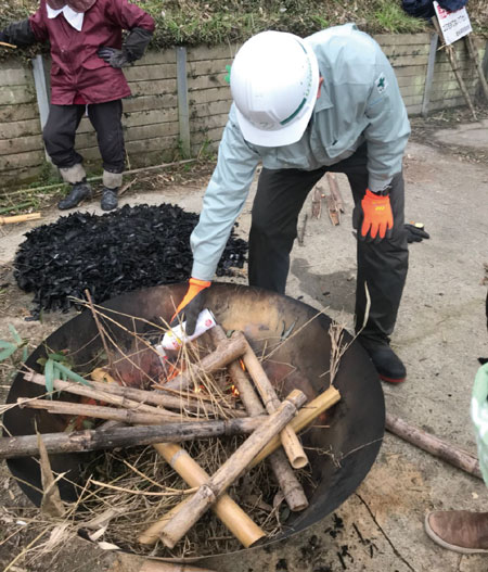 無煙炭化機を使った竹炭づくりの様子の写真4