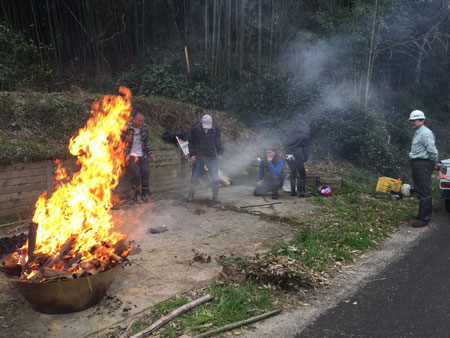 無煙炭化機を使った竹炭づくりの様子の写真6